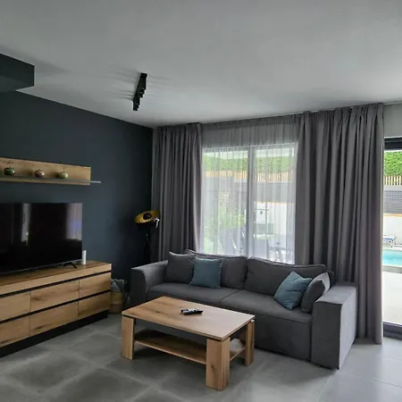 Villa Calypso, Private Pool With Heating And Salt Water Lozenets